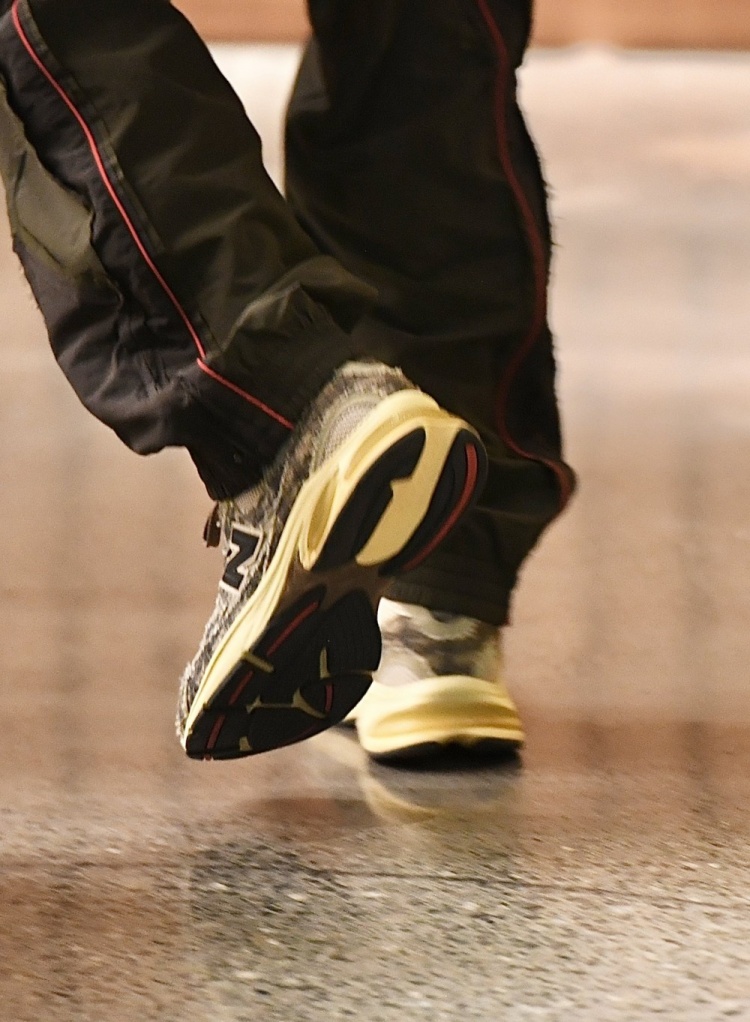 b体育网页版-上新！库里今日入场穿Joe Freshgoods x New Balance 2010 款球鞋