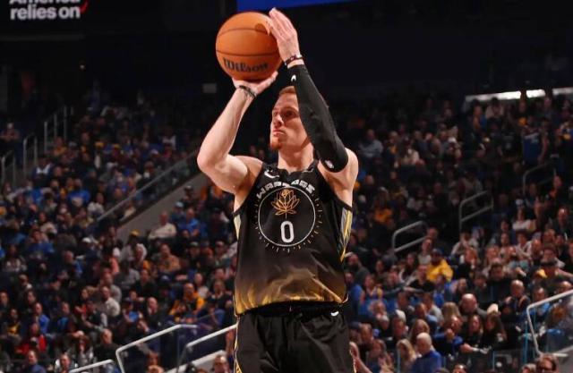 b体育app下载-普尔低迷勇士杀出3D奇兵！20+10让库里不孤单